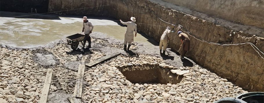 پلازا تجاری کنار رودخانه